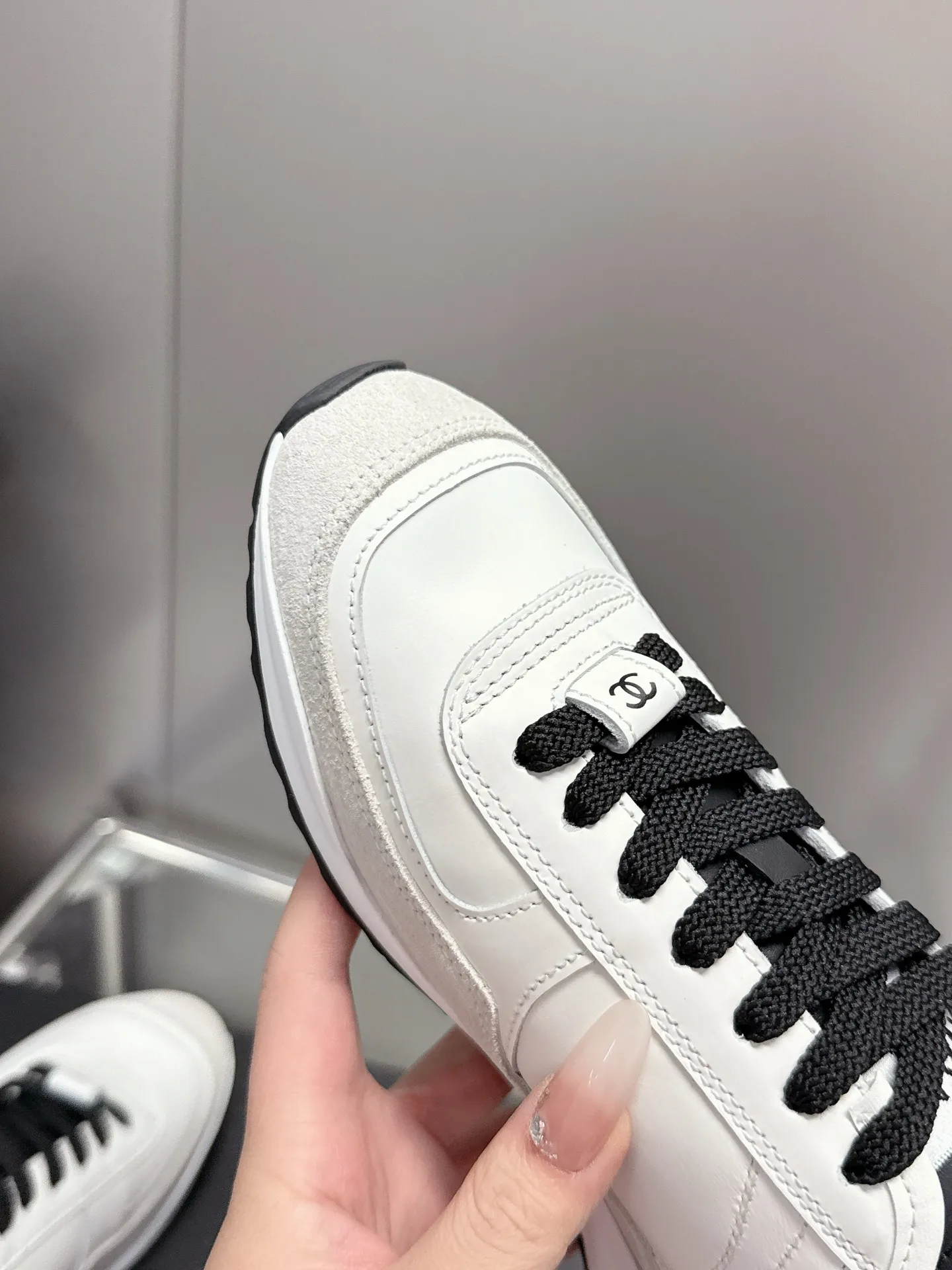 👟👟Ex-factory price 500👟👟 (size 35-40) Chanel 25p panda sneakers! It’s really out of the spotlight recently, and there’s a reason why it’s so popular! The upper is made of first-layer calfskin, with a sheepskin lining, which is breathable and comfortable. It has a full whitening effect and can easily show off your slender legs when paired with any style of clothes. Whoever wears it will look better~ The comfort level is simply amazing. Beauty and comfort coexist, and they are extremely versatile. Wearing it can easily walk ten or twenty thousand steps without any pressure, and it feels light and breathable. The classic black and white color scheme is really the best for spring and summer wear! No matter what kind of clothes you wear in daily life, you can never go wrong. You can mix and match them beautifully and look very delicate and stylish. People with wide feet don’t have to worry about making their feet look fat. Wearing it will make your feet look better. I really love this pair of shoes. Come and get a pair to make your steps more comfortable and fashionable!